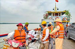 Áo phao thành 'vé thông hành' tại bến khách ngang sông Hồng