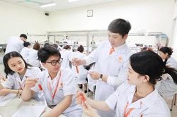 Xu hướng mở rộng tổ hợp x&eacute;t tuyển ở khối ng&agrave;nh Y, Dược c&oacute; đ&aacute;ng lo ngại?