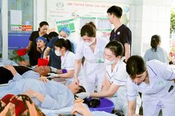 Hơn 400 người bệnh được cắt tóc, gội đầu miễn phí tại bệnh viện