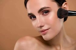 Bí quyết 'Hack' chục tuổi chỉ với kỹ thuật đánh má hồng cho phụ nữ sau tuổi 40