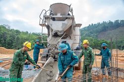 Ngày cuối tuần trên công trường nằm trên dãy Trường Sơn