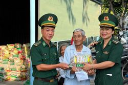 Đồn Biên phòng Vĩnh Nguơn đồng hành chăm lo người nghèo khu vực biên giới