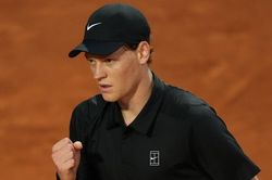 Sinner thắng như dạo chơi, chạm cột mốc lịch sử của Federer