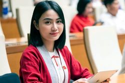 Điều nữ đại biểu Quốc hội trẻ người Thổ định bấm nút tại kỳ họp đầu tiên