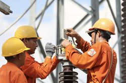 Điện giờ cao điểm đắt gấp gần 3 lần; điều hòa giá rẻ có tiết kiệm điện?