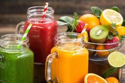 Thải độc bằng uống nước ép trái cây mỗi ngày, người đàn ông bị hỏng thận