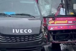 4 &ocirc; t&ocirc; t&ocirc;ng li&ecirc;n ho&agrave;n tr&ecirc;n cao tốc Nội B&agrave;i - L&agrave;o Cai