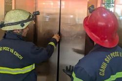 7 người phụ nữ mắc kẹt trong thang máy thẩm mỹ viện