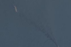 Tàu chở dầu Iran cháy ở Hormuz, tàu hàng bị tập kích gần Qatar