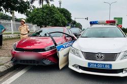 Bị phát hiện chạy quá tốc độ, tài xế liều lĩnh tông xe CSGT rồi bỏ chạy