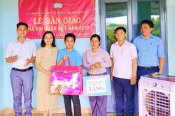 Trao nh&agrave; 'Đại đo&agrave;n kết' cho 2 hộ kh&oacute; khăn ở x&atilde; Kon Gang