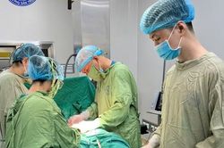 Bụng to bất thường, bé gái 14 tuổi phát hiện u buồng trứng ác tính khổng lồ