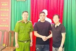 Công an phường hỗ trợ người dân nhận lại trên 1 tỷ đồng chuyển nhầm