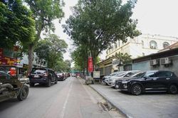 Hà Nội tăng phí sử dụng tạm thời vỉa hè lòng đường, cao nhất 400.000 đồng/tháng