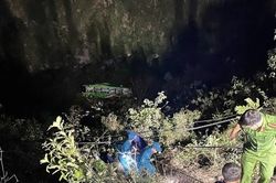 Đèo An Khê: Xe khách chở 12 người lao xuống vực sâu 40m, một người tử vong