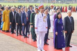 Đại biểu tham dự Đại hội đại biểu toàn quốc MTTQ Việt Nam vào Lăng viếng Chủ tịch Hồ Chí Minh