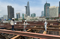Công trình cầu đi bộ qua sông Sài Gòn đổ bê tông trụ chính, tăng tốc về đích dịp 2-9