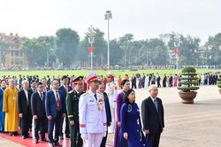 Đoàn đại biểu tham dự Đại hội đại biểu toàn quốc MTTQ Việt Nam lần thứ XI vào Lăng viếng Chủ tịch Hồ Chí Minh