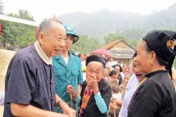 Con trai anh hùng Vừ Chông Pao: 'Cha luôn hết lòng vì bà con'