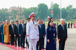 Đoàn đại biểu dự Đại hội MTTQ Việt Nam vào Lăng viếng Chủ tịch Hồ Chí Minh