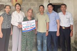 Người mẹ mang khối u nuôi con bại liệt được bạn đọc hỗ trợ hơn 90 triệu đồng
