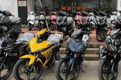 Giá xe máy đầu tháng 5, xe côn tay 'hot' khan hàng chênh cao tại đại lý