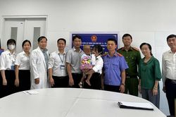 Trao giấy khai sinh cho bé trai 2 tuổi bị mẹ và cha dượng bạo hành ở TPHCM