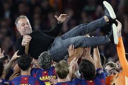 Barca trên đỉnh La Liga: Hansi Flick với đôi mắt Johan Cruyff