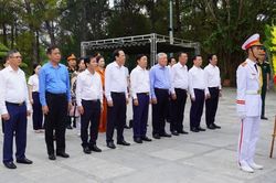 Nguyên lãnh đạo Đảng, Nhà nước tưởng niệm anh hùng liệt sĩ ở Quảng Trị