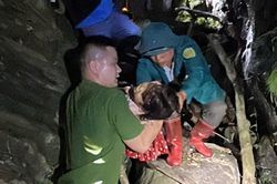 Bé gái 5 tuổi gặp nạn khi theo mẹ vào rừng, cuộc giải cứu trong đêm gây xúc động