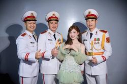 H&ograve;a Minzy h&aacute;o hức chụp ảnh b&ecirc;n c&aacute;c chiến sĩ, Xu&acirc;n Hinh 'mắng' vợ