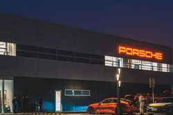 Chủ xe tố Porsche độc quyền sửa xe, garage ngoài 'bó tay' bảo dưỡng Cayenne
