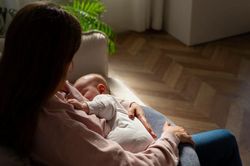 Phải nuôi con bằng sữa công thức, người mẹ trẻ từng có ý định liều lĩnh