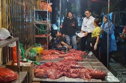 Xử lý điểm bán thịt, xương bò ở vỉa hè Hà Nội, phạt gần 30 triệu đồng