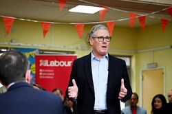 Thủ tướng Anh Keir Starmer cam kết cải c&aacute;ch mạnh mẽ giữa sức &eacute;p từ chức gia tăng
