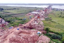 Cầu Hồng Hà 10.000 tỷ đồng vượt tiến độ: Loạt trụ cầu vươn cao trên sông Hồng