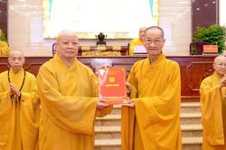 Trao quyết định chuẩn y thành phần nhân sự Ban Trị sự Phật giáo TP.HCM nhiệm kỳ I (2026-2031)