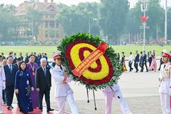 Một số hình ảnh Đoàn Đại biểu dự Đại hội toàn quốc MTTQ Việt Nam vào Lăng viếng Chủ tịch Hồ Chí Minh