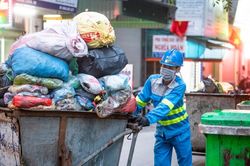 Chất thải sinh hoạt gia tăng g&acirc;y &aacute;p lực lớn l&ecirc;n hạ tầng m&ocirc;i trường đ&ocirc; thị