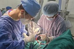 Phẫu thuật cứu bé trai bị dao cắm vào đầu trong lúc chơi đùa