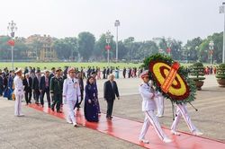 Đoàn đại biểu dự Đại hội Mặt trận Tổ quốc Việt Nam lần thứ XI vào viếng lăng Chủ tịch Hồ Chí Minh