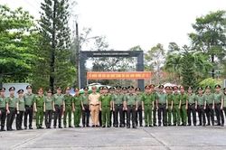 Công an TP Hà Nội dâng hương tưởng niệm các Anh hùng liệt sĩ tại Nghĩa trang Hàng Dương, Côn Đảo