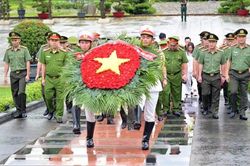Công an Hà Nội dâng hương tưởng niệm các anh hùng liệt sĩ