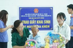 Trao giấy khai sinh và tặng quà cho bé trai bị bạo hành đang điều trị tại Bệnh viện Nhi đồng 1