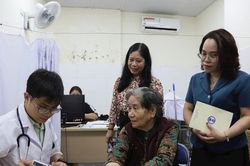 Phường Cửa Nam: Kh&aacute;m, tư vấn sức khỏe miễn ph&iacute; cho người cao tuổi