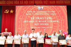75 đảng viên phường Tùng Thiện nhận Huy hiệu Đảng đợt 19-5
