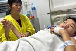 MS 1083: Xót xa hoàn cảnh nam sinh lớp 8 mất bố vì ung thư, giờ lại nguy kịch vì xuất huyết não sau tai nạn bất ngờ