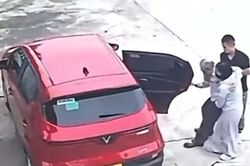 Bất ngờ hoàn cảnh của cô gái bỏ cha trước cửa chùa