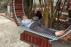 Cụ ông bị bỏ lại trước cửa nhà chùa, mong được 'cưu mang'