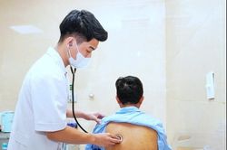 Kh&ocirc;ng ho, kh&ocirc;ng kh&oacute; thở, bệnh nh&acirc;n 36 tuổi được ph&aacute;t hiện vi&ecirc;m phổi th&ugrave;y